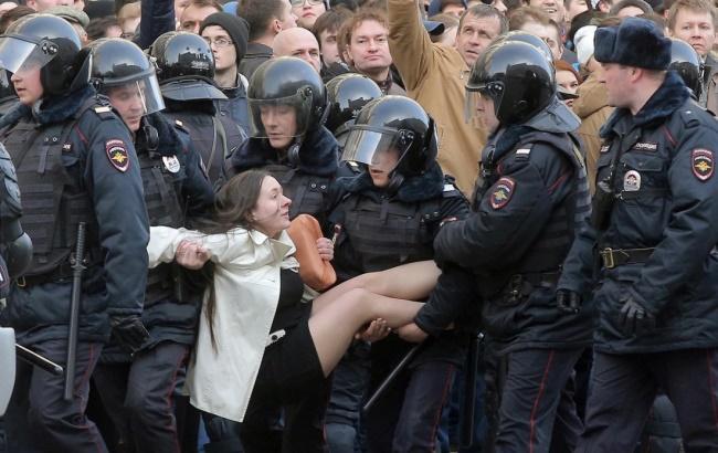 Дівчина, яку ОМОН виніс на масових протестах в Росії, розповіла, як це сталося