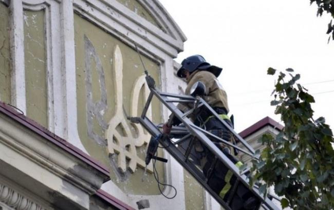 В Донецке демонтировали гербы Украины со здания в центре города