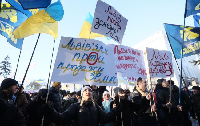 Полиция усилила меры безопасности в Киеве из-за акций под Радой