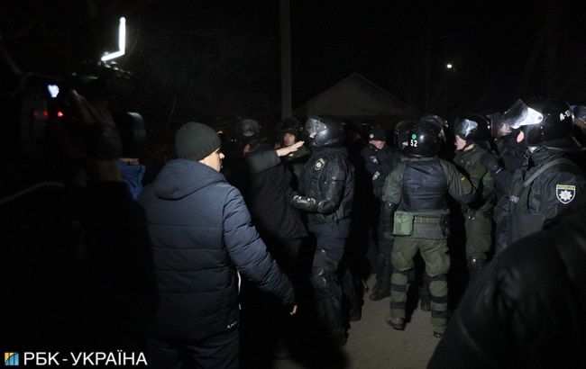 Колону автобусів з евакуйованими українцями заблокували в селі Руденківка