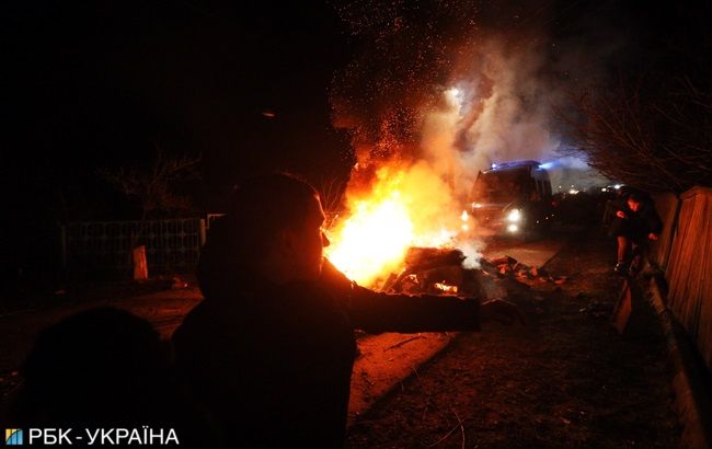 Украинцы бросают камни: мировые СМИ написали про хаос в Новых Санжарах