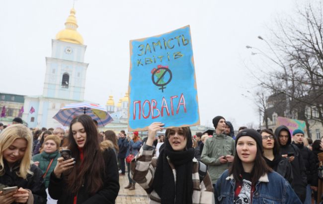 В марше женщин в Киеве приняли участие около 2 тысяч человек, столкновений не было