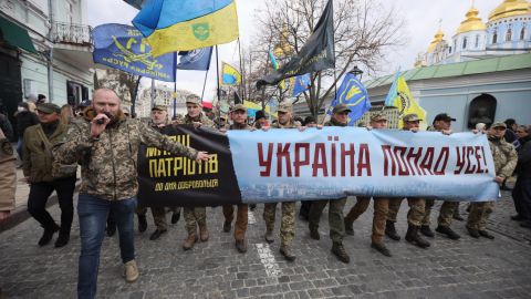 В Киеве проходит марш по случаю Дня добровольца