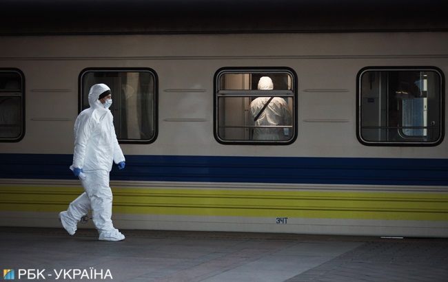 В Киев прибыл поезд с эвакуированными из Латвии украинцами, пассажиров не выпускают