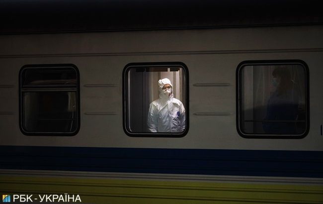 НС на вокзалі в Києві: в поїзді заблоковані десятки людей