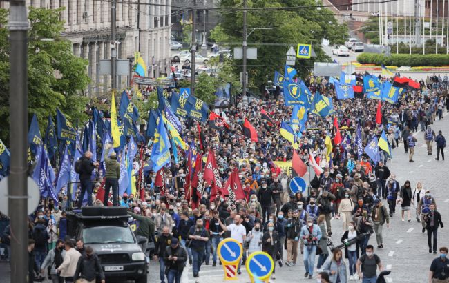 Участники митинга на Майдане двинулись к офису Зеленского