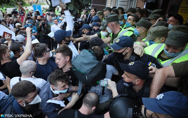 Возле Шевченковского суда новые столкновения. Полиция усилила меры безопасности