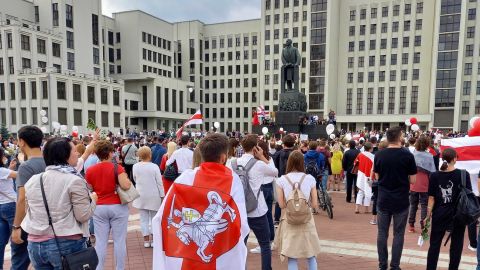 Протесты в Минске: тысячи людей собрались у Дома правительства