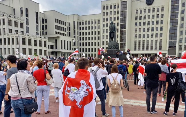Протесты в Минске: тысячи людей собрались у Дома правительства