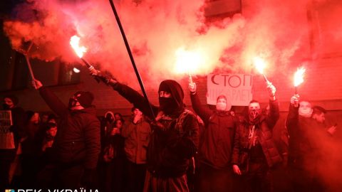 У Києві проходить протест під Офісом президента: демонстранти палять фаєри