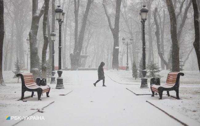 Киев засыпает снегом: появились яркие фото и видео