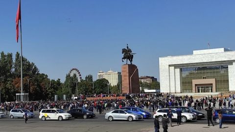 Після виборів в Киргизії почалися протести, спецназ оточив будинок уряду