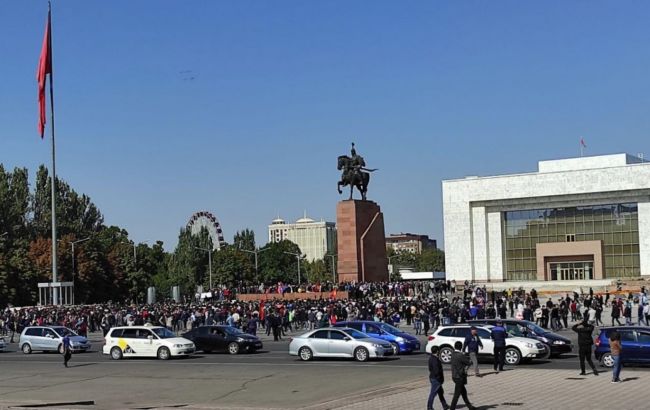 Після виборів в Киргизії почалися протести, спецназ оточив будинок уряду