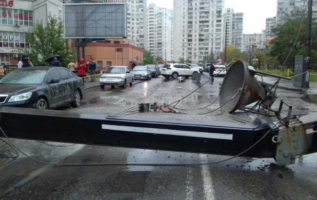 У Києві впав будівельний кран, рух на ділянці перекрито