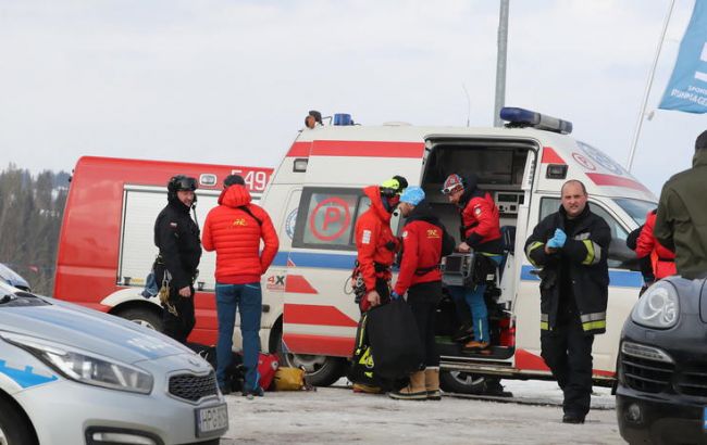 У Польщі вітер зірвав дах з будівлі, загинули дві людини