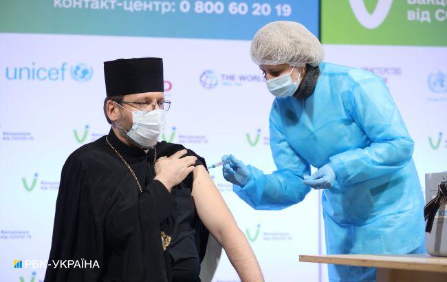 Вакцинацию поддержали религиозные лидеры: им делают прививки в прямом эфире