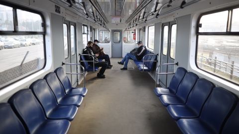 Первый день локдауна в Киеве: транспорт пустой, такси втридорога, а в службах доставки завал