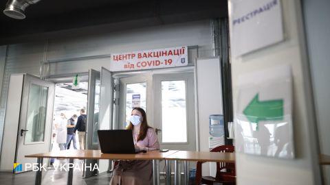 Центри вакцинації на вихідних запрацюють в 5 областях: кого і чим будуть щепити