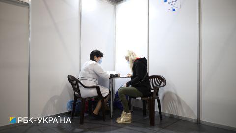 Центр вакцинации от COVID в Киеве принимает всех желающих. Названа причина