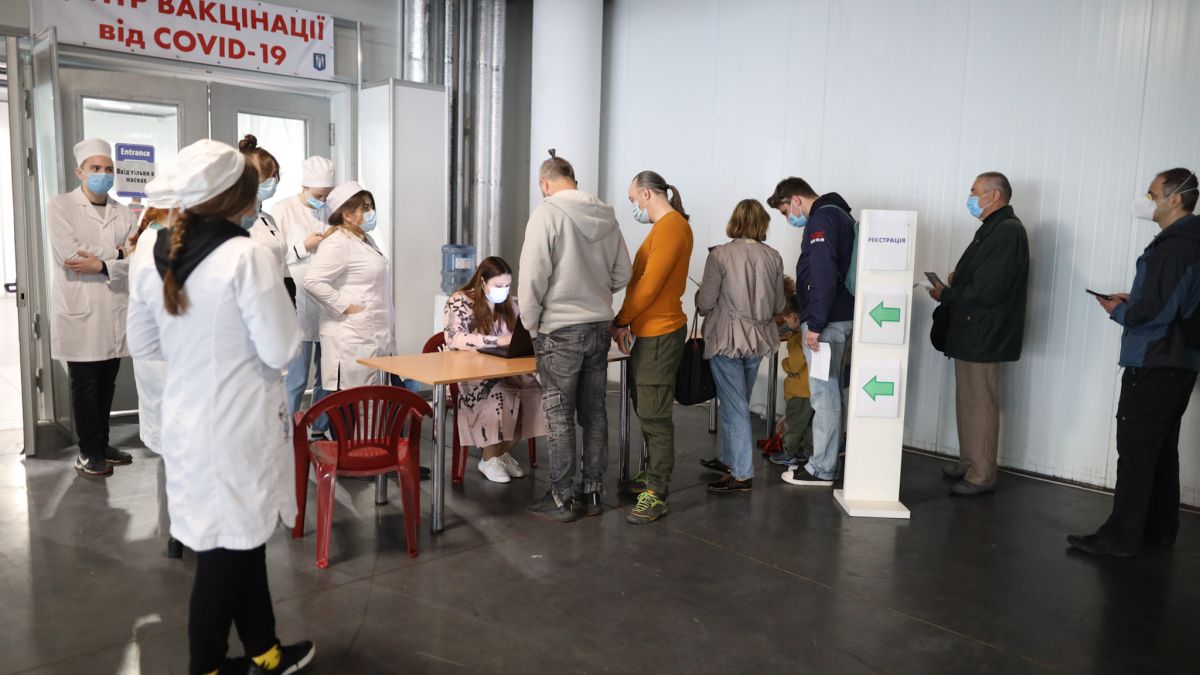 В Киеве открылся центр вакцинации в МВЦ: в очереди сотни людей