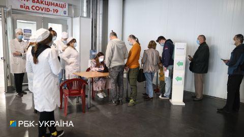 В Киеве открылся центр вакцинации в МВЦ: в очереди сотни людей