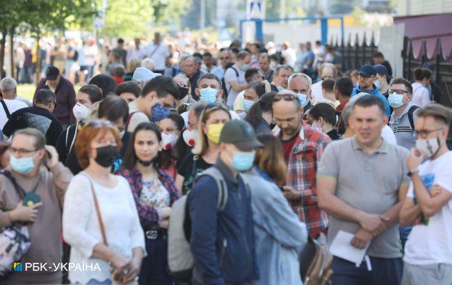 У черзі на вакцинацію в Києві стоять сотні людей: яка ситуація в МВЦ