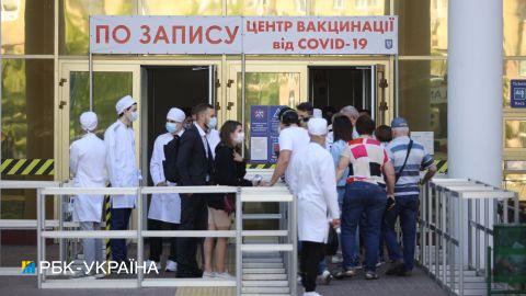Стало відомо, скільки людей отримали щеплення у Центрі вакцинації в Києві за три тижні