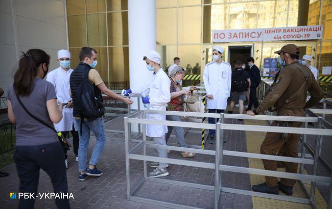 Короткий день: Центр вакцинації в Києві змінив години роботи на ці вихідні