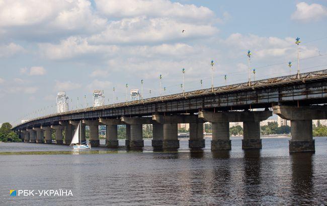Мост Патона в Киеве сыпется прямо в Днепр: всплыло видео