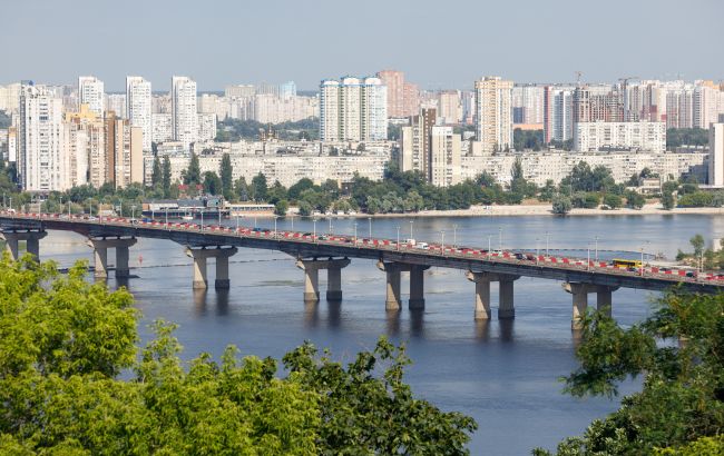 В Киеве на мосту Патона образовался "водопад": повреждены теплосети