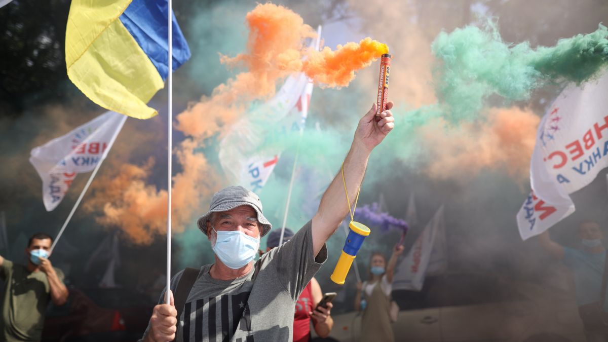 У Києві перекрили вулицю Грушевського: що там відбувається