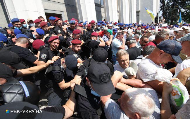 Протест под Радой: полиция применила слезоточивый газ против ветеранов-силовиков