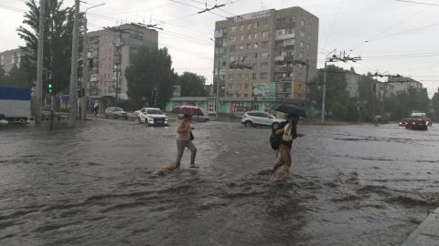 Северодонецк накрыл ливень. Движение транспорта ограничено