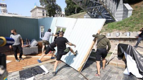 Организаторы инсталляции на Аллее Небесной Сотни согласились убрать конструкции