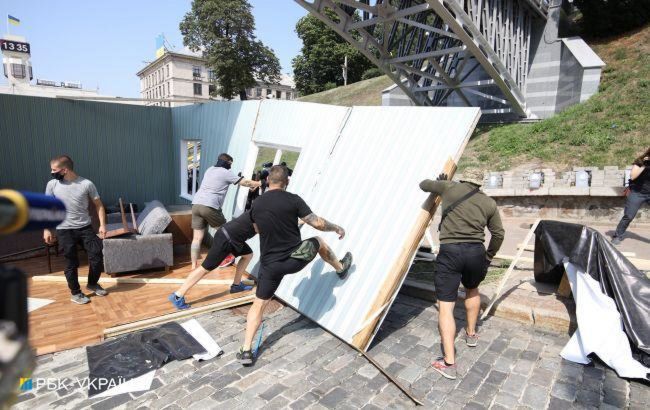 Організатори інсталяції на Алеї Небесної Сотні погодилися прибрати конструкції