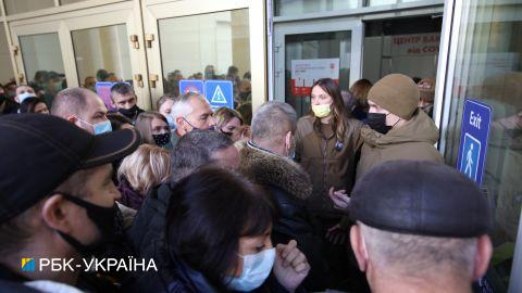 Збій електронної черги: натовп штурмує центр вакцинації в київському МВЦ