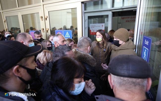 Сбой электронной очереди: толпа штурмует центр вакцинации в киевском МВЦ