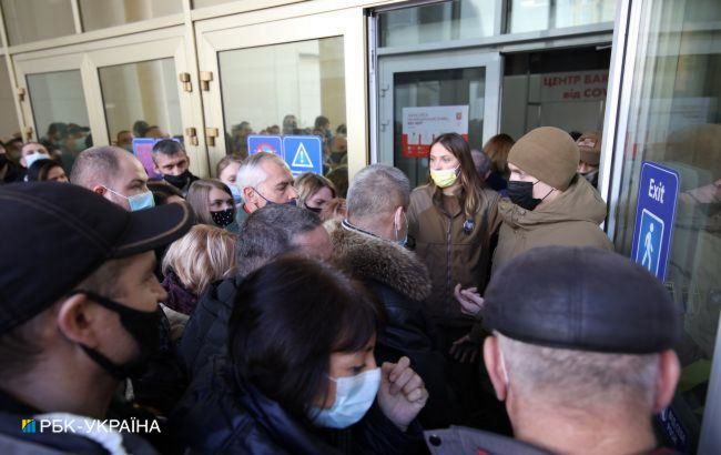 В Івано-Франківську охочі вакцинуватися заблокували медиків у прищепному центрі