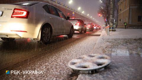 Київ замітає снігом. Місто скували затори: ситуація на дорогах