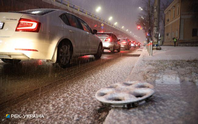 Київ замітає снігом. Місто скували затори: ситуація на дорогах