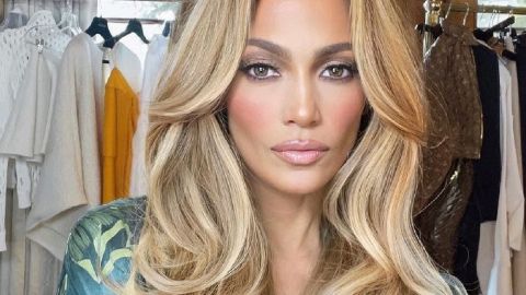 Красива, як ніколи: Дженніфер Лопес захопила витонченою фігурою в трендовому вбранні