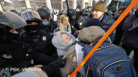 Акція ФОПів під Радою: сталася сутичка між мітингувальниками та поліцією