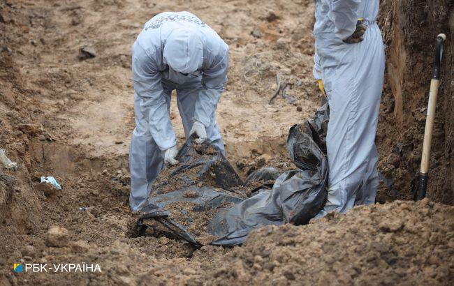 Под Изюмом эксгумировали тело женщины, погибшей от авиаудара РФ (фото)