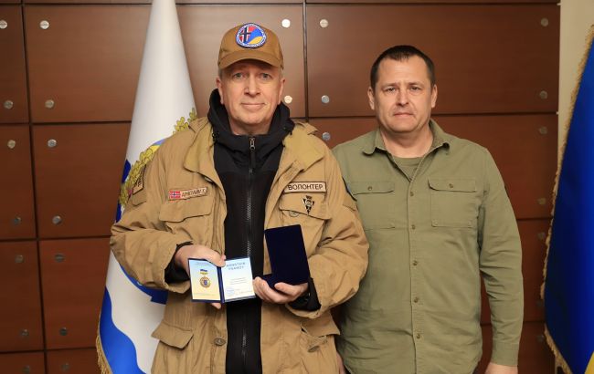 Мэр Днепра наградил норвежского волонтера почетной наградой