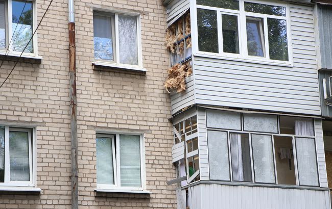 В многоквартирных домах Днепра ликвидируют последствия вражеской атаки 