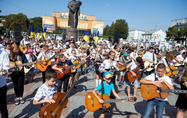 Новий рекорд України: у Рівному 115 гітаристів виконали "Ой, у лузі червона калина" (відео)