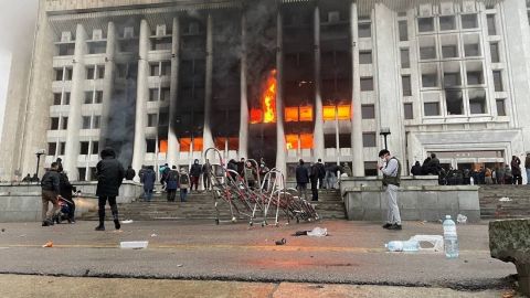 Вимагають виходу в ефір. В Алмати протестувальники захопили корпункт одного з телеканалів