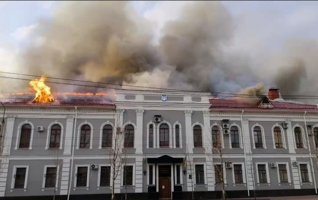 В Чернигове атаковали управление СБУ. Здание горит