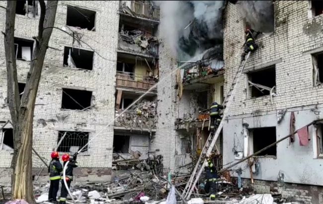 Ракетний обстріл Чернігова: з-під завалів будинку дістали тіла 22 людей