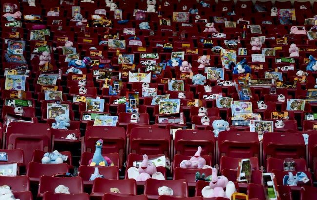 На благотворительном матче "Шахтера" в Греции выложили 176 игрушек в память об убитых детях в Украине (фото)